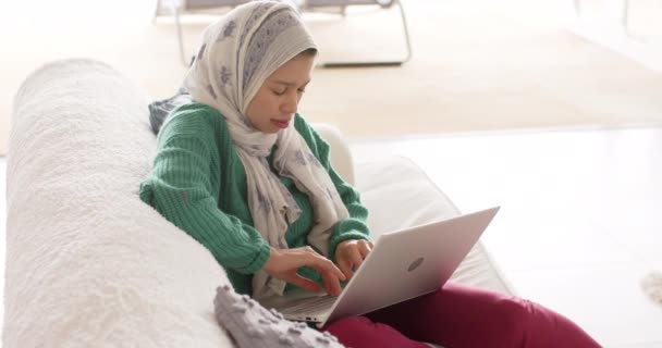Biraciale Vrouw Hijab Met Behulp Van Laptop Bank Thuis Met — Stockvideo