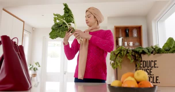 Mulher Biracial Feliz Hijab Com Compras Supermercado Cozinha Casa Com — Vídeo de Stock