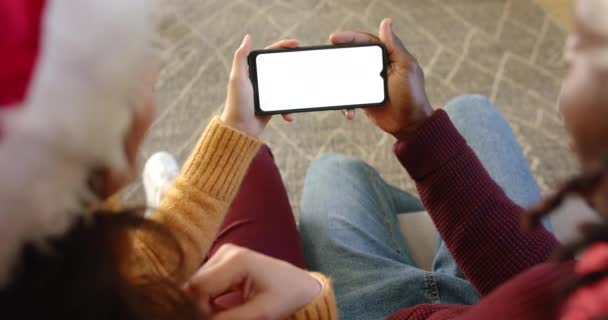 Heureux Couple Diversifié Aide Smartphone Avec Espace Copie Moment Noël — Video