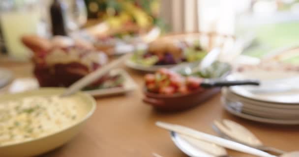 Étel Ital Ebédlőasztalon Készlet Karácsonyi Ünnepi Étkezés Háttérben Lassított Felvétel — Stock videók