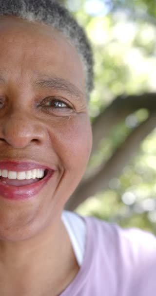 Vertikální Video Napůl Portrét Šťastné Africké Američanky Slunečné Přírodě Zpomalený — Stock video