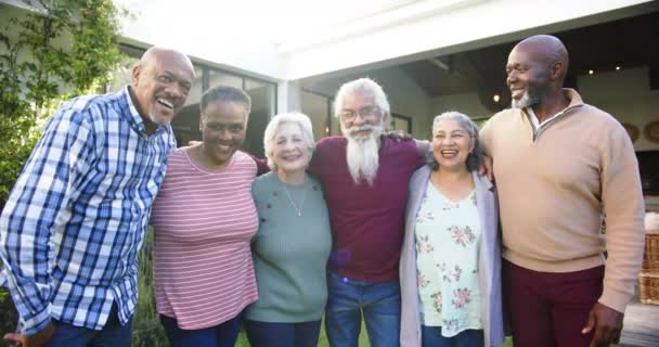 Portrait Glücklicher Unterschiedlicher Seniorinnen Und Senioren Die Sich Sonnigen Garten — Stockvideo