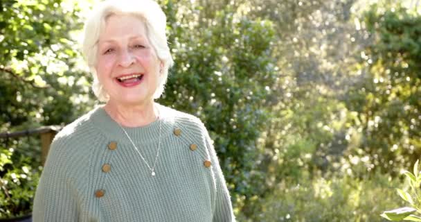 Mujer Caucásica Mayor Feliz Con Pelo Blanco Sonriendo Jardín Soleado — Vídeo de stock