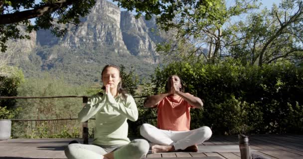 Yoga Yapan Evde Birlikte Noel Den Keyif Alan Mutlu Çiftin — Stok video