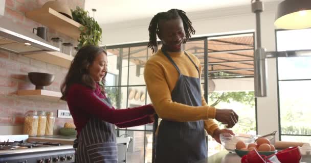 Önlüklü Güneşli Mutfakta Yemek Pişiren Mutlu Çift Yavaş Çekim Yemek — Stok video