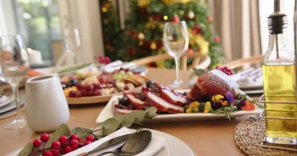 Φαγητό Στο Τραπέζι Που Έχει Οριστεί Για Χριστουγεννιάτικο Γεύμα Εορτασμού — Αρχείο Βίντεο
