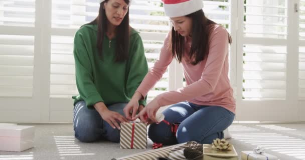 Boldog Biracial Anya Felnőtt Lánya Csomagolási Karácsonyi Ajándék Otthon Másolás — Stock videók