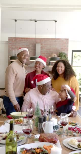 Retrato Video Vertical Familia Afroamericana Mesa Cena Navidad Cámara Lenta — Vídeo de stock
