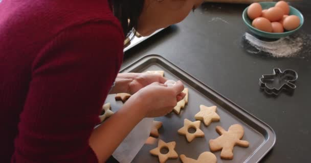 Šťastná Biracial Žena Zástěře Zdobení Vánočních Sušenek Kuchyni Zpomalený Film — Stock video