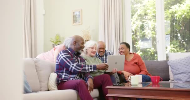Gelukkige Diverse Senior Vrienden Met Behulp Van Laptop Samen Zonnige — Stockvideo