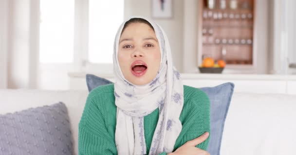 Heureuse Femme Biraciale Dans Hijab Saluant Caméra Maison Copier Espace — Video