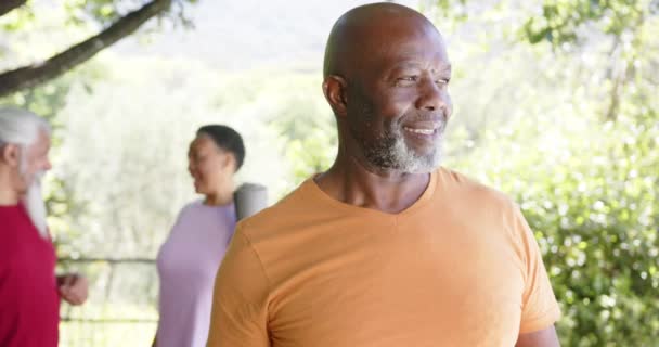 Šťastný Africký Merican Senior Muž Drží Jóga Rohožku Freinds Slunné — Stock video