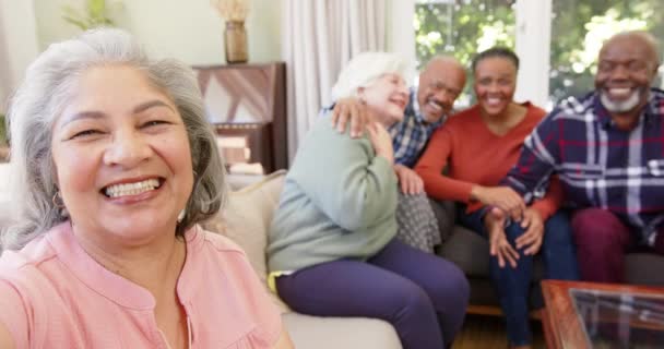 Feliz Mujer Caucásica Senior Tomando Selfie Con Diversos Amigos Habitación — Vídeo de stock