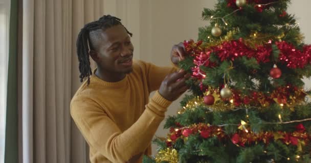 Szczęśliwy Afrykański Amerykanin Dredami Zdobiącymi Choinkę Spowolniony Ruch Boże Narodzenie — Wideo stockowe