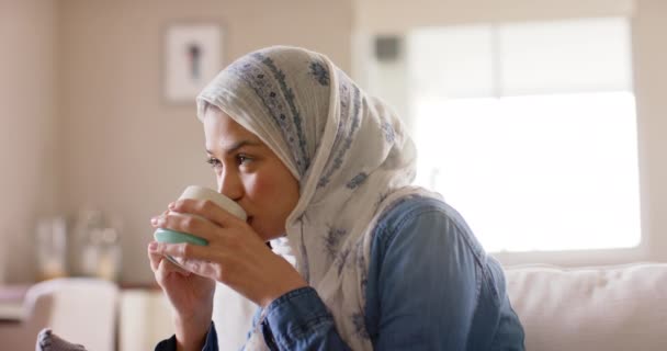 Mujer Biracial Feliz Hijab Bebiendo Sofá Casa Con Espacio Para — Vídeos de Stock