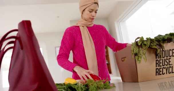 Glückliche Frau Hijab Mit Lebensmitteleinkauf Der Heimischen Küche Mit Kopierraum — Stockvideo