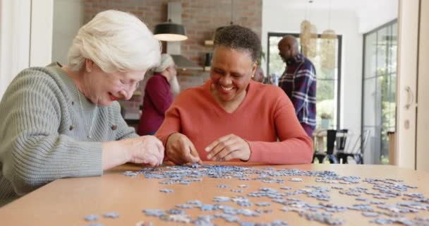 Felice Diverse Amiche Anziane Parlando Facendo Puzzle Tavolo Pranzo Rallentatore — Video Stock