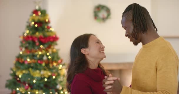 Feliz Pareja Diversa Bailando Junto Árbol Navidad Casa Cámara Lenta — Vídeo de stock