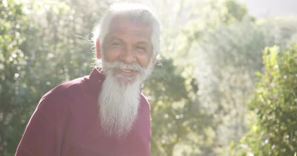 Egy Idősebb Fehér Szakállú Napsütéses Természetű Férfi Portréja Másolt Tér — Stock videók