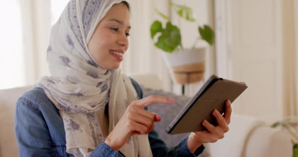 Mulher Biracial Feliz Hijab Usando Tablet Sofá Casa Com Espaço — Vídeo de Stock