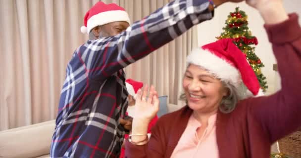 Feliz Diversos Amigos Mayores Masculinos Femeninos Sombreros Navidad Bailando Casa — Vídeos de Stock