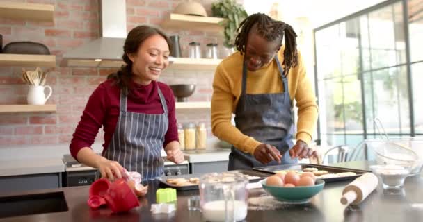Szczęśliwa Zróżnicowana Para Fartuchach Piecze Świąteczne Ciasteczka Kuchni Zwolnione Tempo — Wideo stockowe