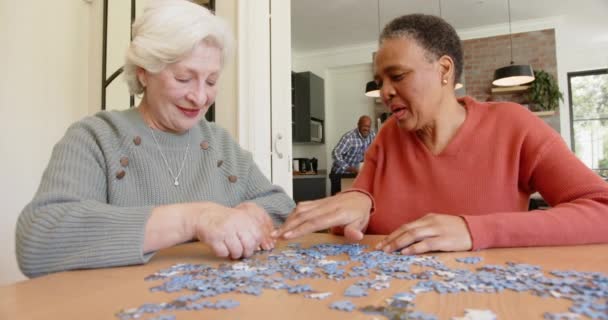 Felice Diverse Amiche Anziane Parlando Facendo Puzzle Tavolo Pranzo Rallentatore — Video Stock