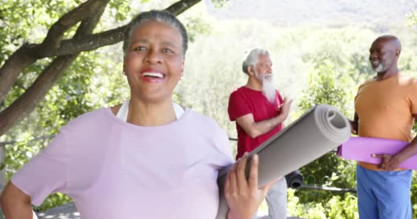 一位快乐的资深非洲裔美国女人的画像 带着瑜伽朋友 性格开朗 动作缓慢 幸福和健康的老年生活方式 — 图库视频影像