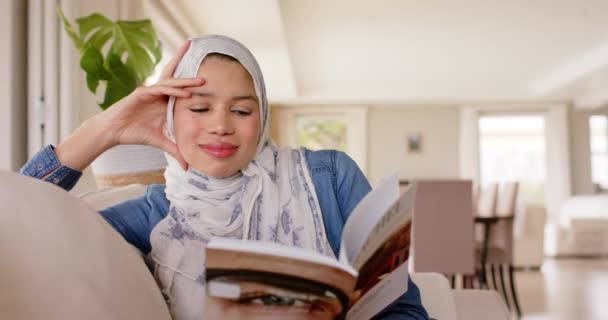 Mulher Biracial Feliz Hijab Ler Livro Sofá Casa Com Espaço — Vídeo de Stock