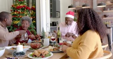 Mutlu Afro-Amerikan annesi, çok nesildir aile Noel sofrasında gülümsüyor. Noel, kutlama, aile, gelenek, birliktelik ve aile hayatı değişmedi..