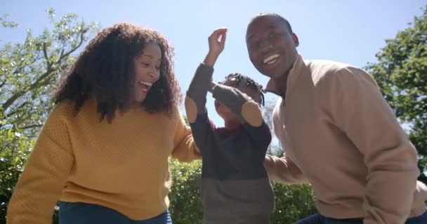 Retrato Pais Afro Americanos Felizes Filho Abraçando Jardim Ensolarado Verão — Vídeo de Stock