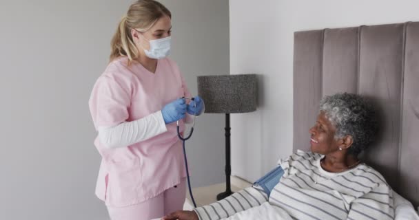 Blanke Vrouwelijke Verpleegster Met Gezichtsmasker Senior Afro Amerikaanse Vrouw Met — Stockvideo
