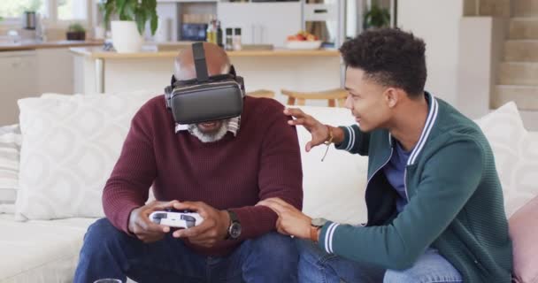 Boldog Afro Amerikai Apa Használ Headset Gamepad Felnőtt Fia Otthon — Stock videók