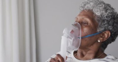 Oksijen maskeli kıdemli Afro-Amerikan kadın, fotokopi alanı, ağır çekim. Yaşlılar yaşam tarzı, hastalık, sağlık, bakım, tıp konsepti, değişmemiş.