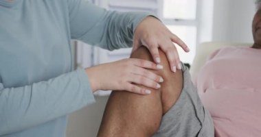 Kafkas kadın fizyoterapist, yaşlı kadının dizini kontrol ediyor, kopyalama alanı, yavaş çekim. Yaşlılar yaşam tarzı, fizyoterapist, sağlık hizmetleri, bakım, tıp, meslek, iş konsepti, değiştirilmemiş.