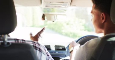 Afrikalı Amerikalı baba oğluna direksiyon dersinden önce dikiz aynasıyla ilgili direktif veriyor. Yavaş çekim. Araba, sürüş, öğretim, öğrenme, birliktelik, babalık, aile ve yaşam tarzı, değiştirilmemiş.