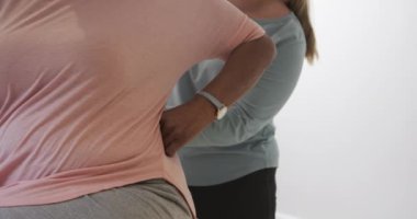 Kafkas kadın fizyoterapist kıdemli kadına masaj yapıyor, kopyalama alanı, yavaş çekim. Yaşlılar yaşam tarzı, fizyoterapist, sağlık hizmetleri, bakım, tıp, meslek, iş konsepti, değiştirilmemiş.