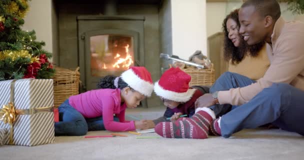 Heureux Parents Afro Américains Fils Fille Dessinant Noël Dans Salon — Video