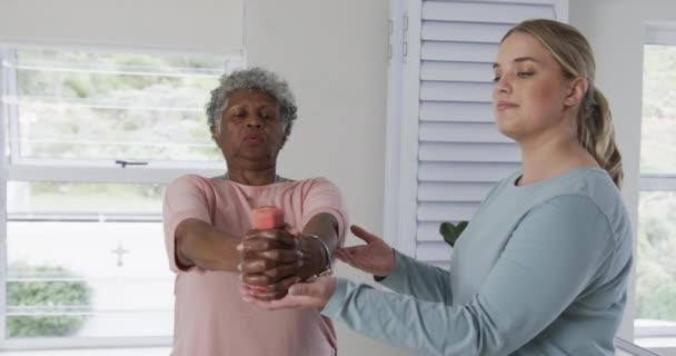 Blanke Vrouwelijke Fysiotherapeut Met Bejaarde Vrouw Die Traint Kopieert Ruimte — Stockvideo