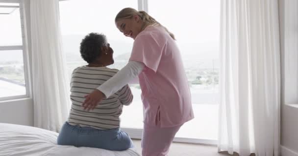 Kaukasiska Kvinnliga Sjuksköterska Pratar Med Äldre Afrikansk Amerikansk Kvinna Kopiera — Stockvideo