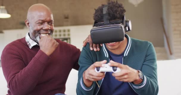 Boldog Afro Amerikai Fiú Használ Headset Gamepad Idősebb Apa Otthon — Stock videók