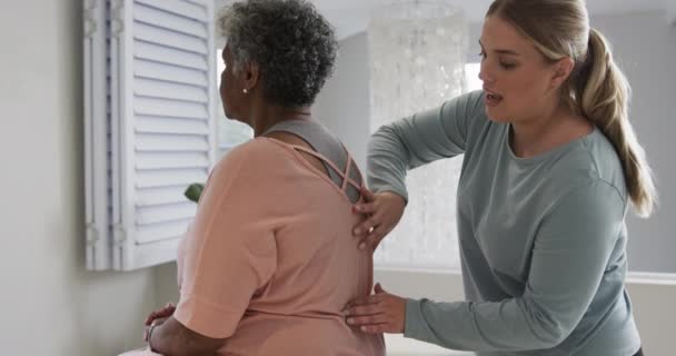 Kaukasische Physiotherapeutin Massiert Der Seniorin Den Rücken Kopiert Den Raum — Stockvideo