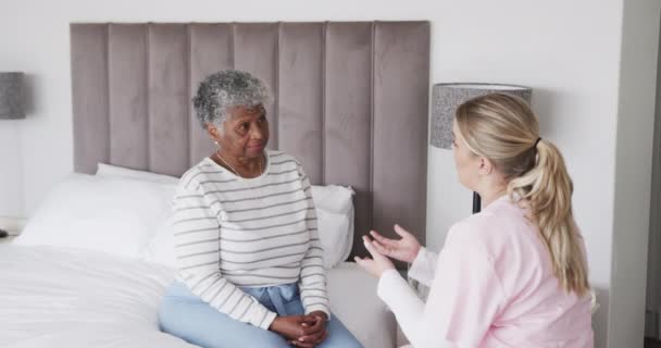 Kavkazská Ošetřovatelka Mluví Starší Afroameričankou Kopíruje Prostor Zpomaluje Senior Lifestyle — Stock video