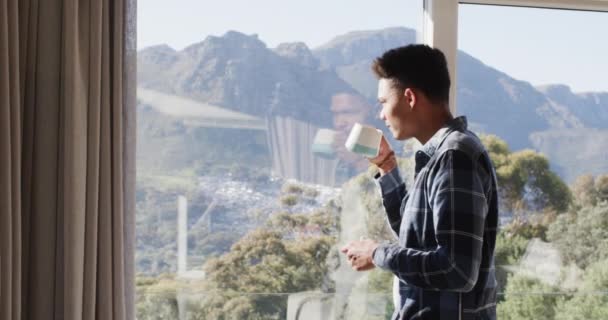 Homme Afro Américain Buvant Café Fenêtre Avec Vue Sur Montagne — Video