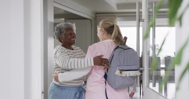 白种人女护士戴口罩 资深非洲裔美国女人戴氧气口罩 动作缓慢 老年生活方式 医疗保健 工作观念 复制空间 — 图库视频影像