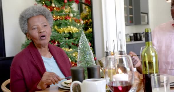 Boldog Afro Amerikai Nagymama Beszél Többgenerációs Családi Karácsonyi Vacsoraasztalnál Karácsony — Stock videók