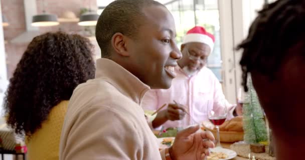 Buon Padre Afroamericano Che Sorride Alla Cena Natale Famiglia Multi — Video Stock