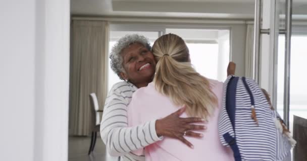 Mosolygó Fehér Nővér Ölelkezik Idősebb Afro Amerikai Női Beteggel Lassított — Stock videók