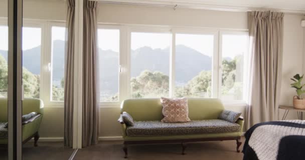 在阳光普照的卧室里 可以看到山坡上的风景 动作缓慢 室内设计 奢侈品 家庭生活和生活方式 — 图库视频影像
