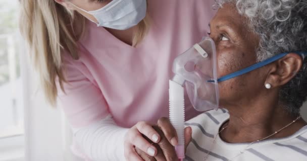 Kaukázusi Ápolónő Arcmaszkban Idősebb Afro Amerikai Oxigénmaszkkal Lassított Felvétel Senior — Stock videók